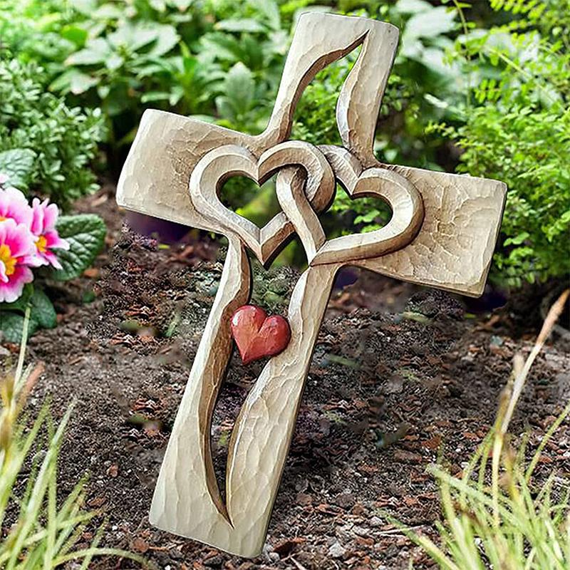 Liebevolle Herz-Kreuz Skulptur