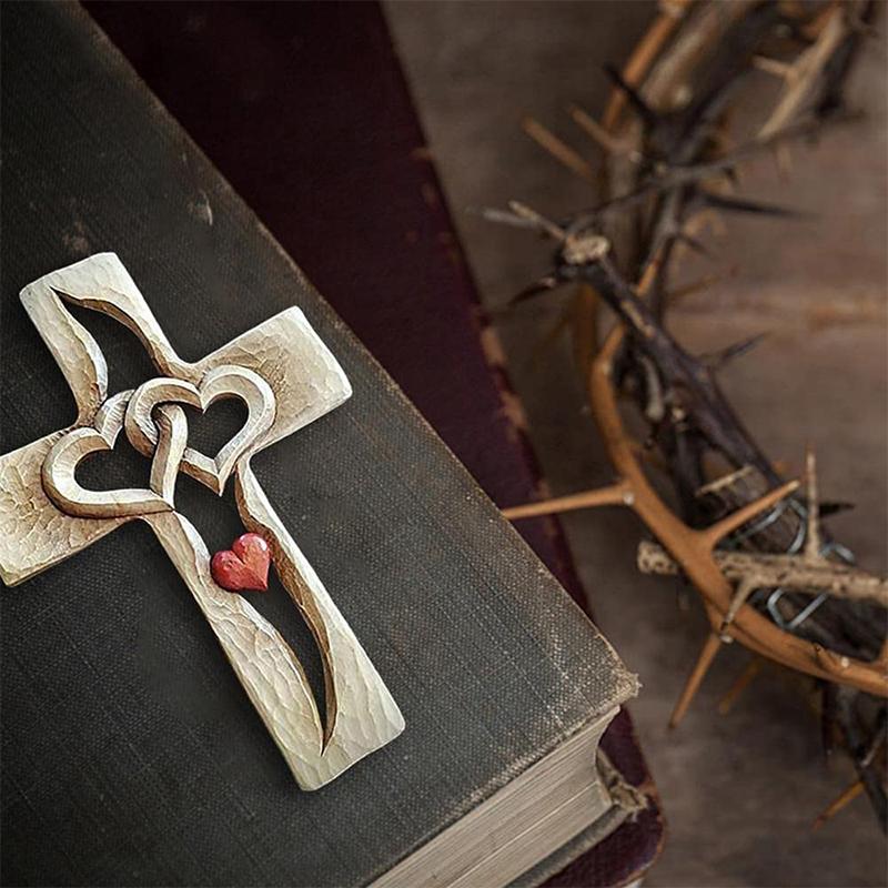 Liebevolle Herz-Kreuz Skulptur