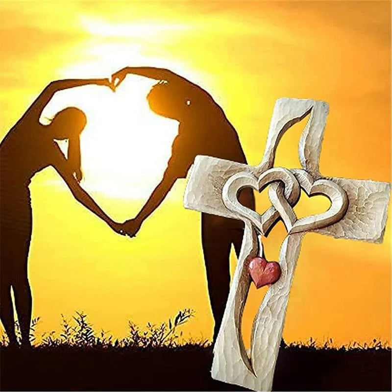 Liebevolle Herz-Kreuz Skulptur