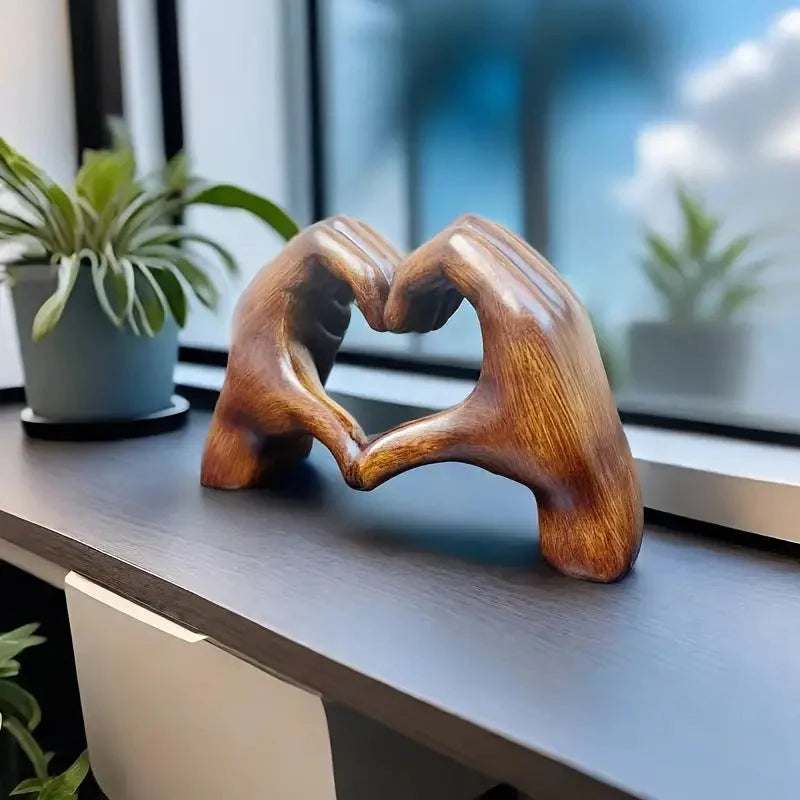 Dekorative Herzstatue aus Holz