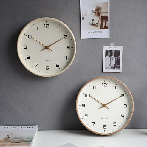 Skandinavische Holz-Wanduhr