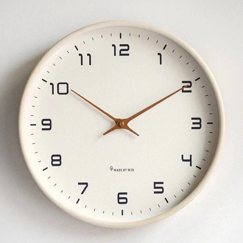 Skandinavische Holz-Wanduhr