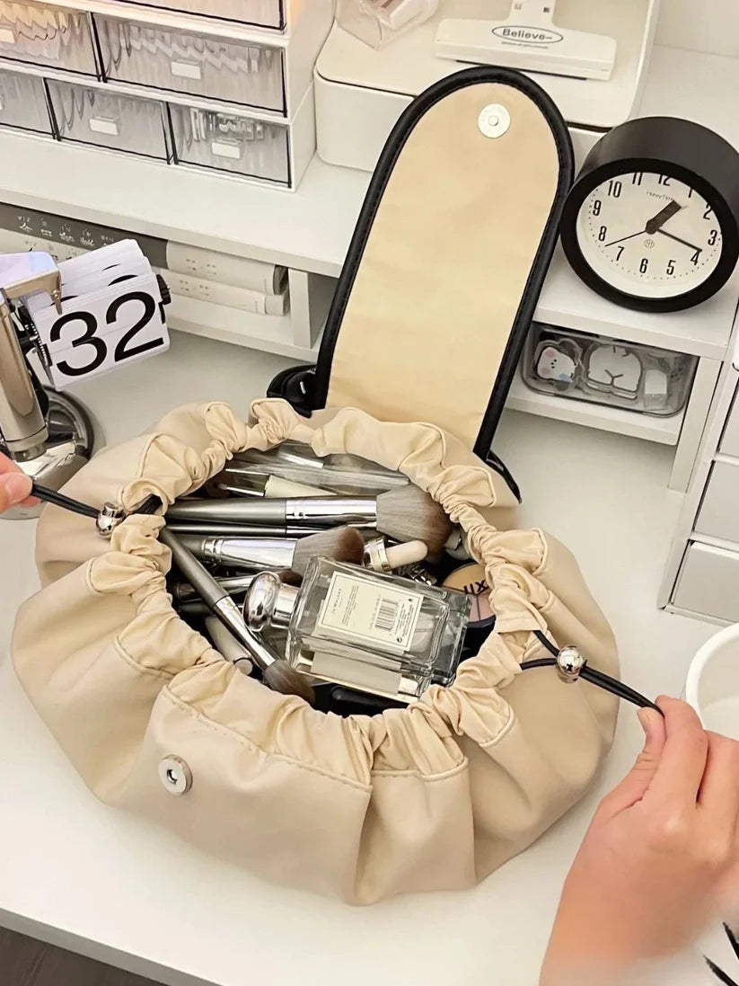 Wasserfeste Kosmetiktasche mit viel Stauraum