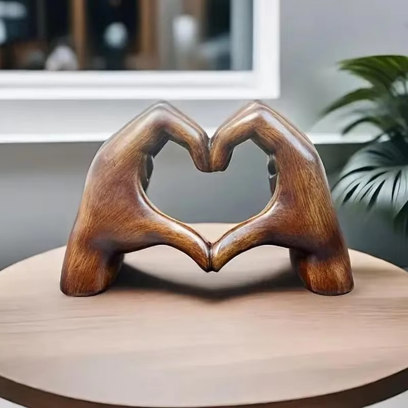 Dekorative Herzstatue aus Holz