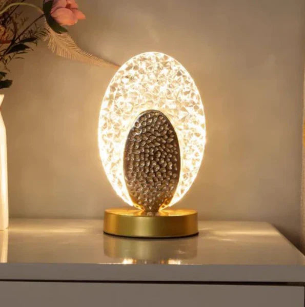 Stilvolle Tischlampe im Pfauenmuster
