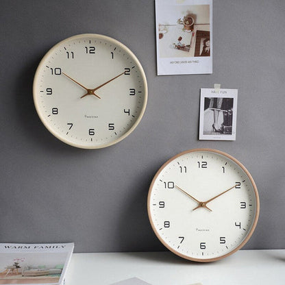 Skandinavische Holz-Wanduhr