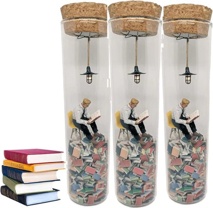 Miniaturische Leselampe im Glas